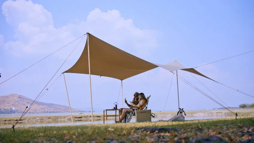 A visual illustrating a temperature-difference test comparing the air temperature under the tarp