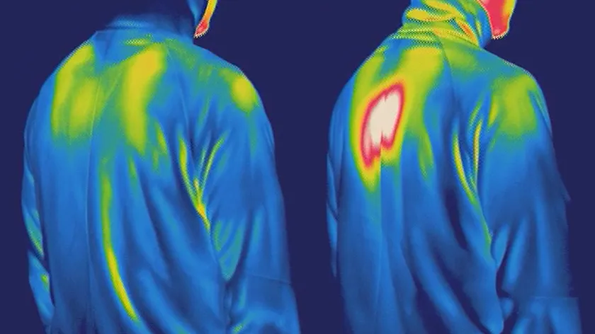 A visual showing the temperature difference when exposing SOLAMENT™-containing fibers and regular fibers to simulated sunlight